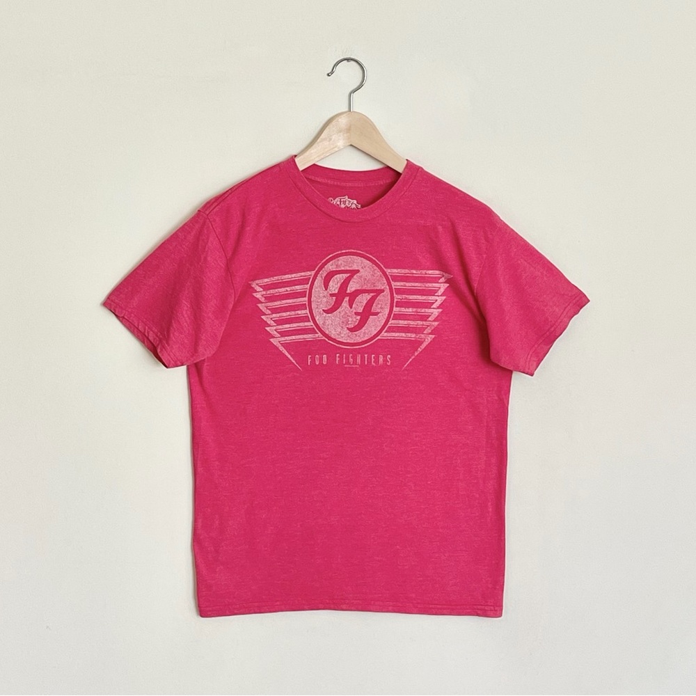 Foo Fighters 2010 Distressed Wing Logo Graphic Red Band T Shirt Adult Medium